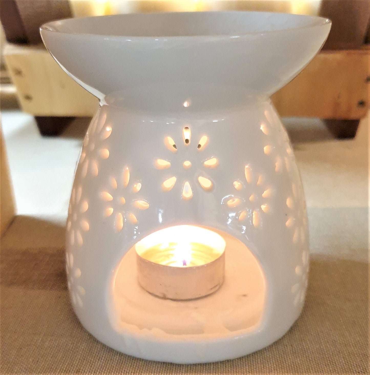 White daisy tealight burner - Simply Candles